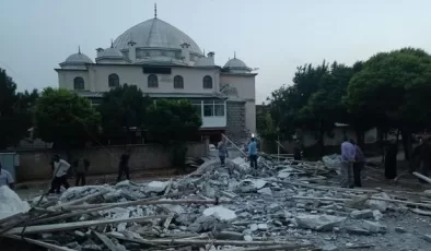 Kırıkkale’de fırtına minareyi yıktı